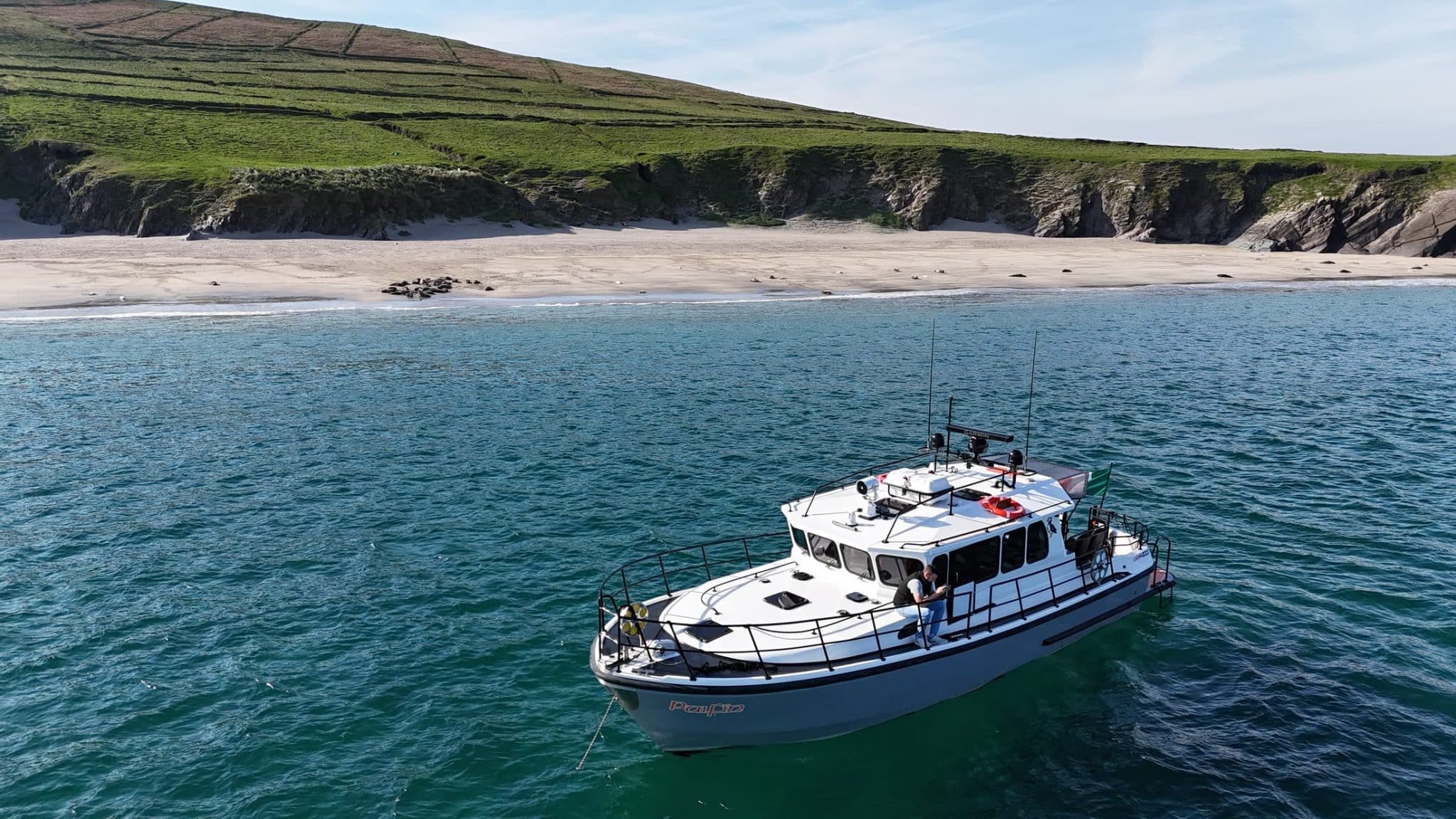 Puif&iacute;n at anchor in turquoise water off Great Blasket Island