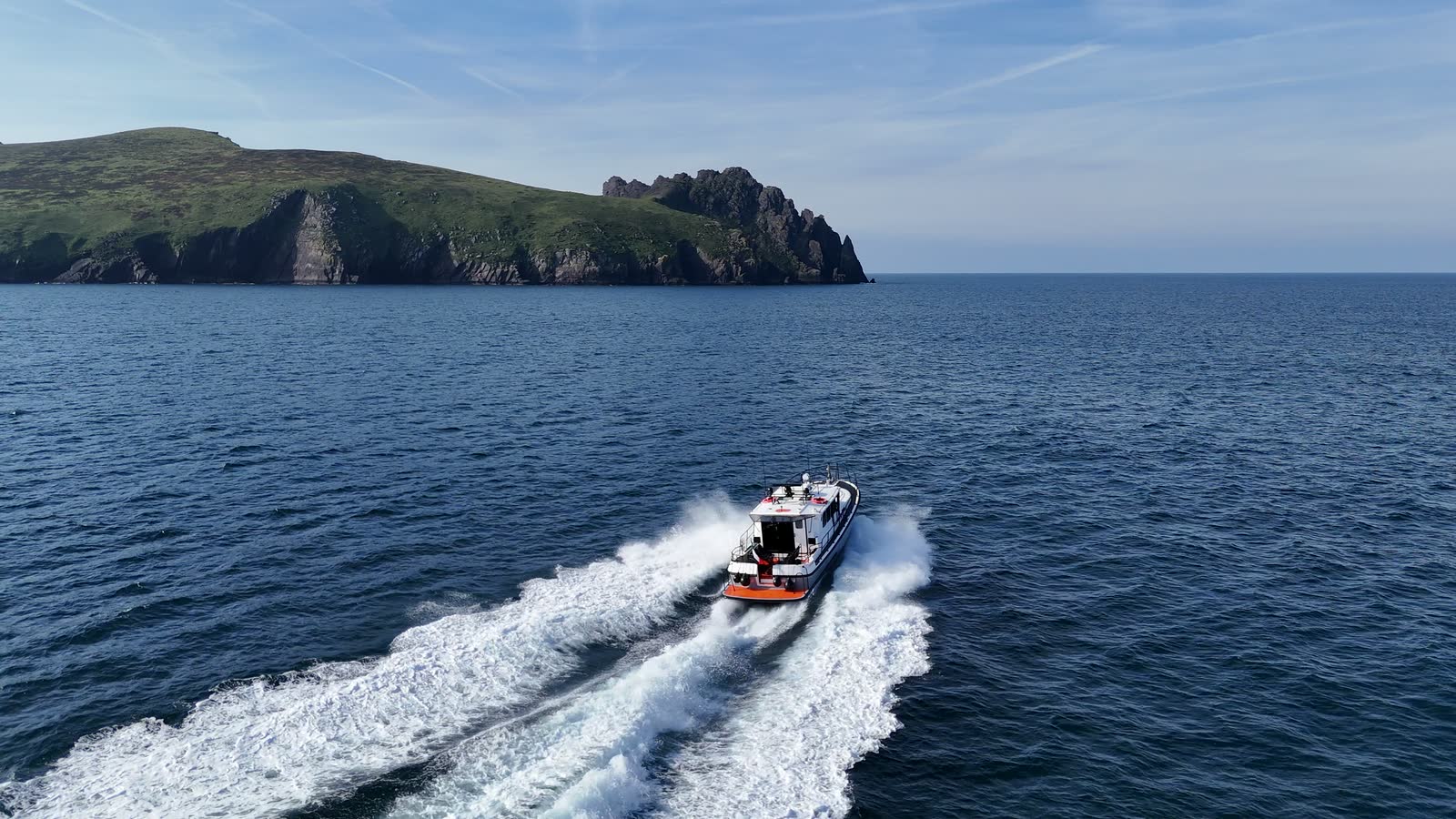 Puif&iacute;n under way past the cliffs of Great Blasket Island